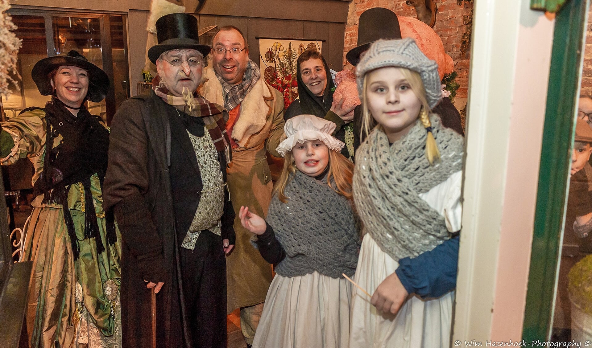 De vrolijke Dickens-familie die zorgt voor de voorstellingen in Appingedam (foto Wim Hazenhoek).