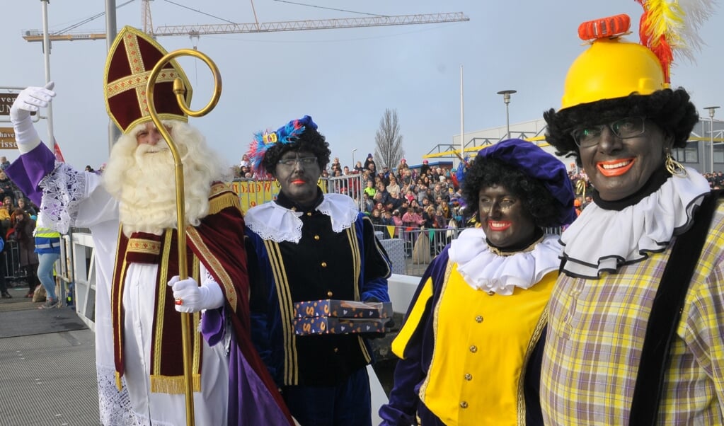 Sinterklaas en zijn Pieten zijn gearriveerd in de haven van Delfzijl.