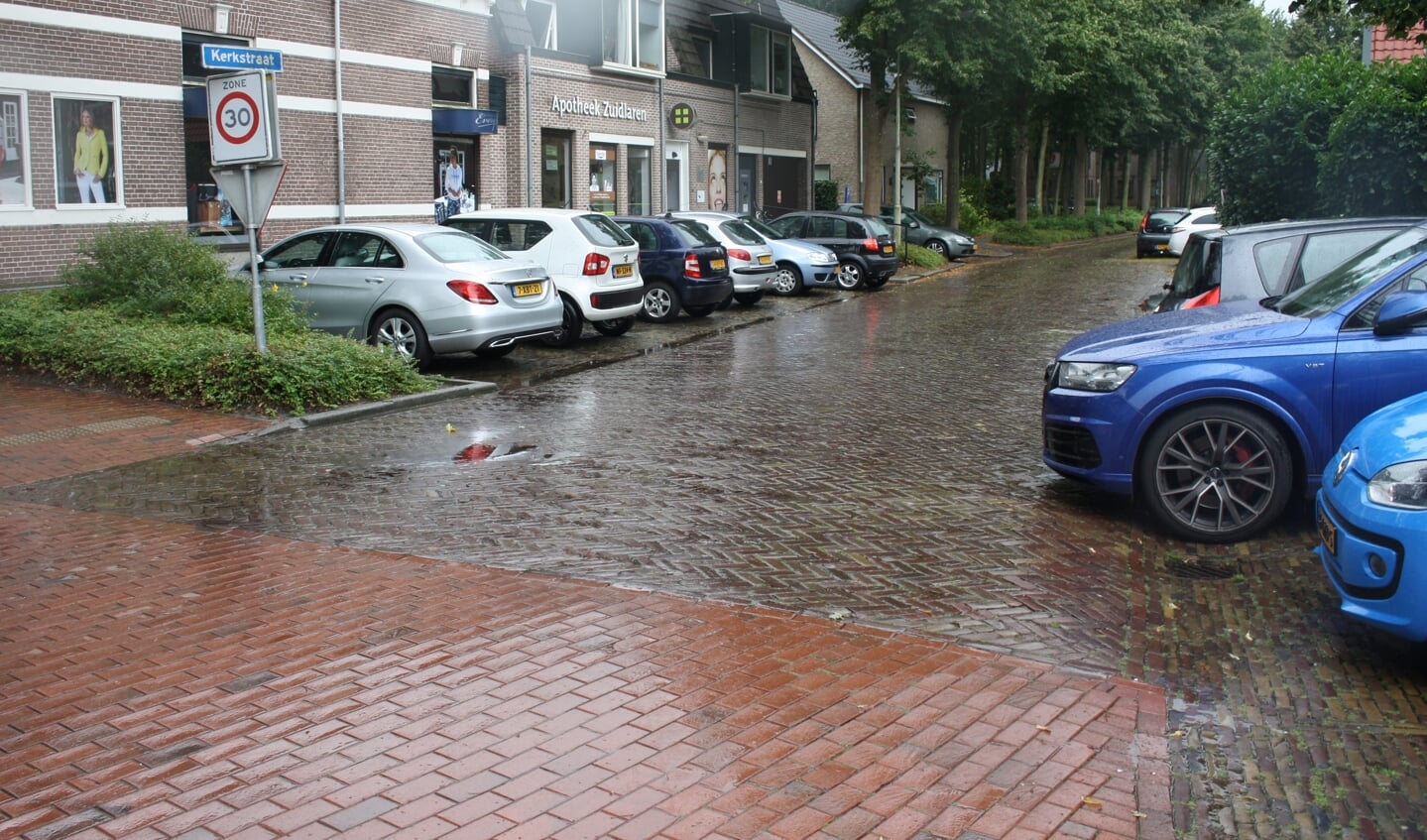Geparkeerde auto's langs de Kerkstraat in Zuidlaren.