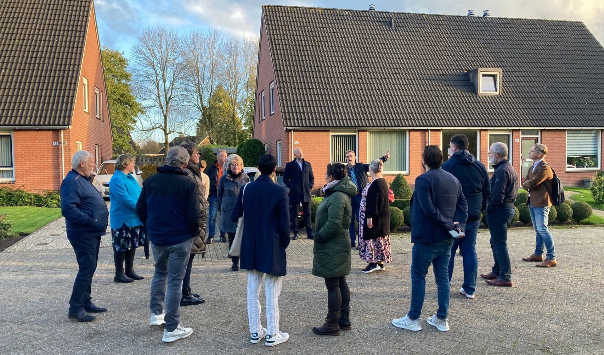 Op verschillende locaties in Slochteren werden de raadsleden geïnformeerd over de versterking van woningen. (foto: Griffie Midden-Groningen)