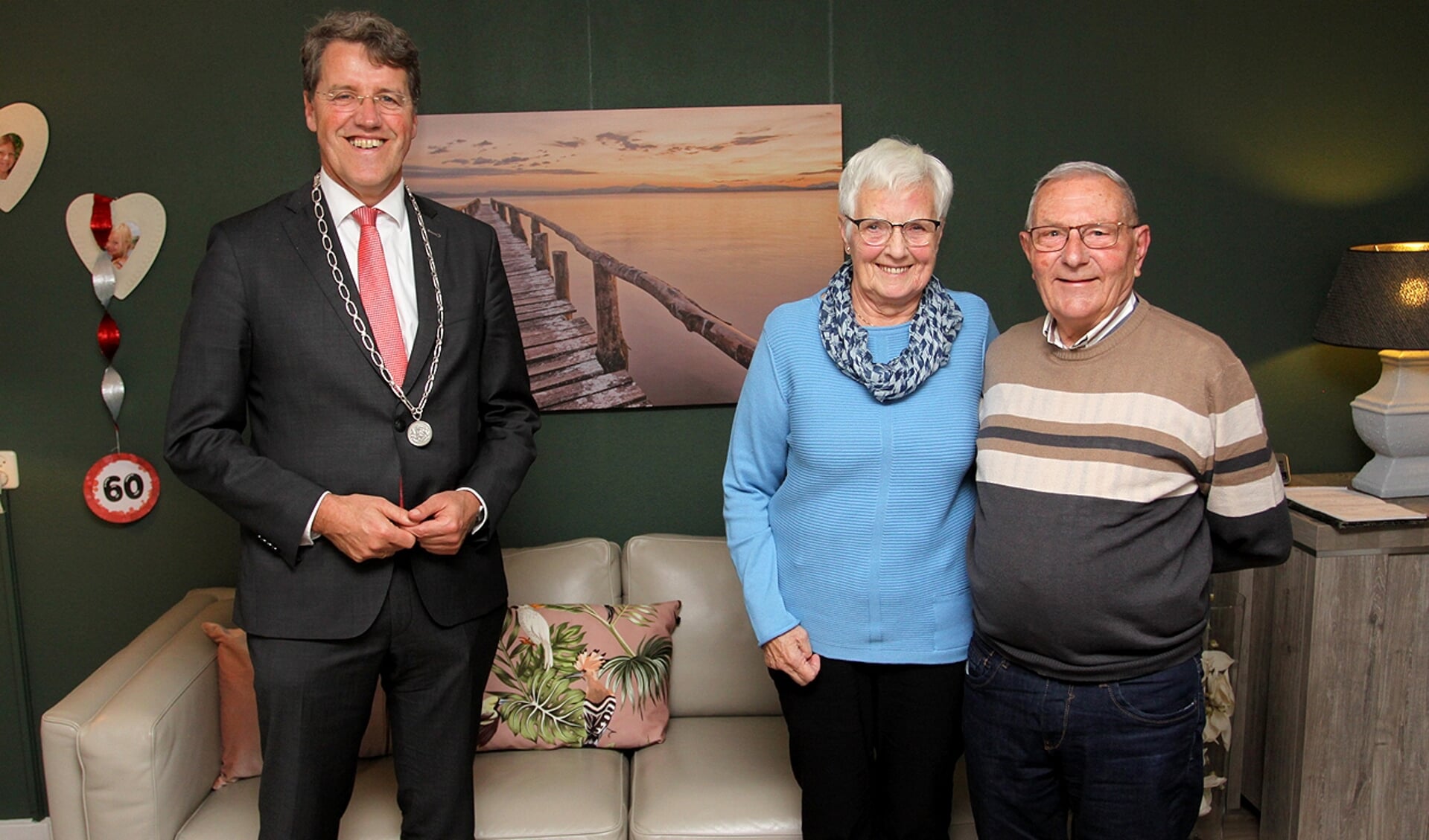 Gerda en Tek Houkes samen met burgemeester Eric van Oosterhout (foto Bennie Wolbers).