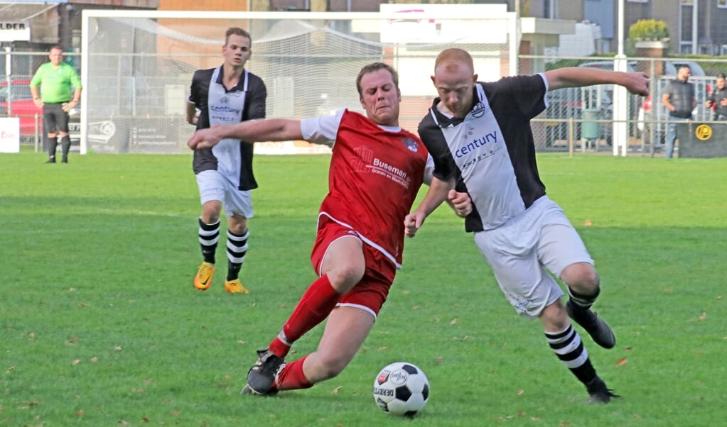 Een moment uit de wedstrijd Muntendam-Oldambtster Boys, die bol stond van de goals en de rode kaarten. Foto: Bert Woltjes.