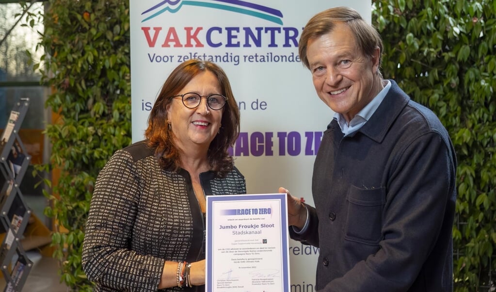 Froukje Sloot ontving het certificaat uit handen van Christian Verschueren. (foto: Vakcentrum)