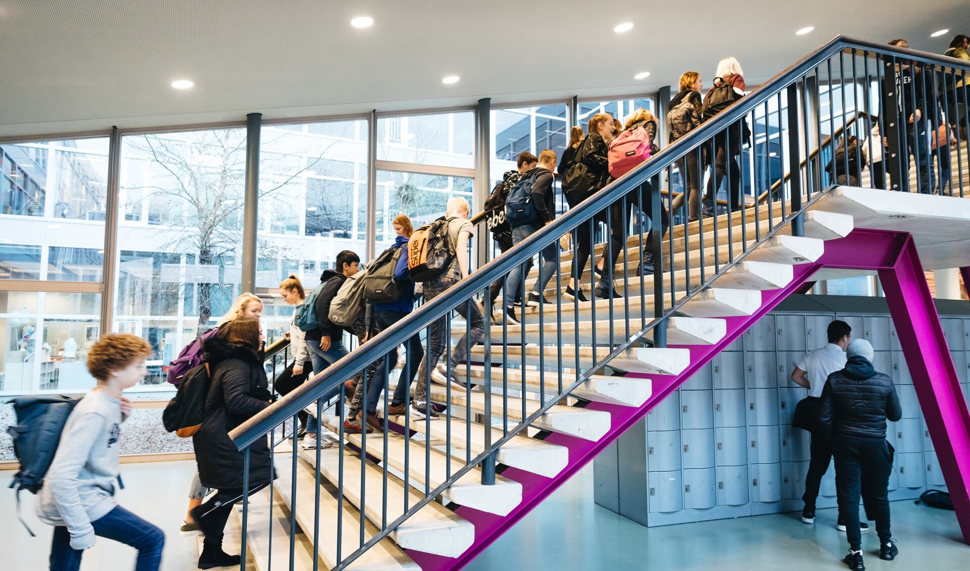 Leerlingen betreden de trap van het dr. Aletta Jacobs College in Hoogezand.
