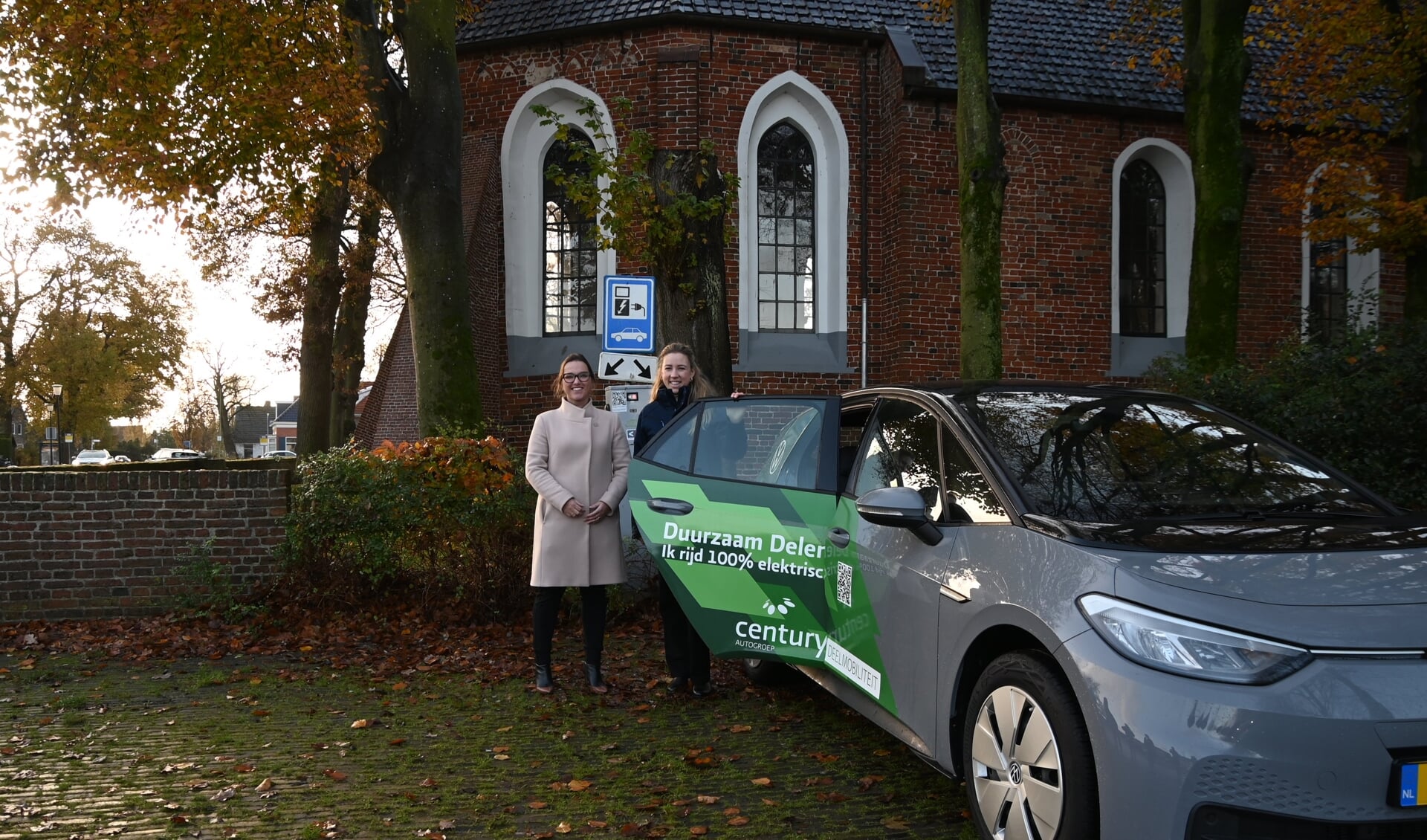 De ingebruikname van de elektrische deelauto in Eelde. (foto Persbureau Drenthe)