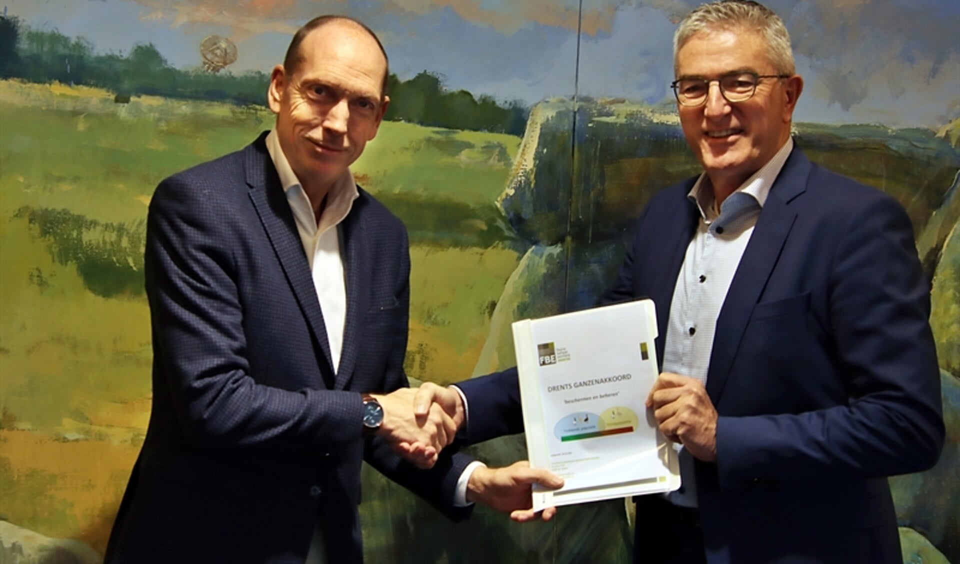 Voorzitter Piet van Dijk van Faunabeheereenheid Drenthe overhandigt het Drents Ganzenakkoord aan gedeputeerde Henk Jumelet (foto Provincie Drenthe)