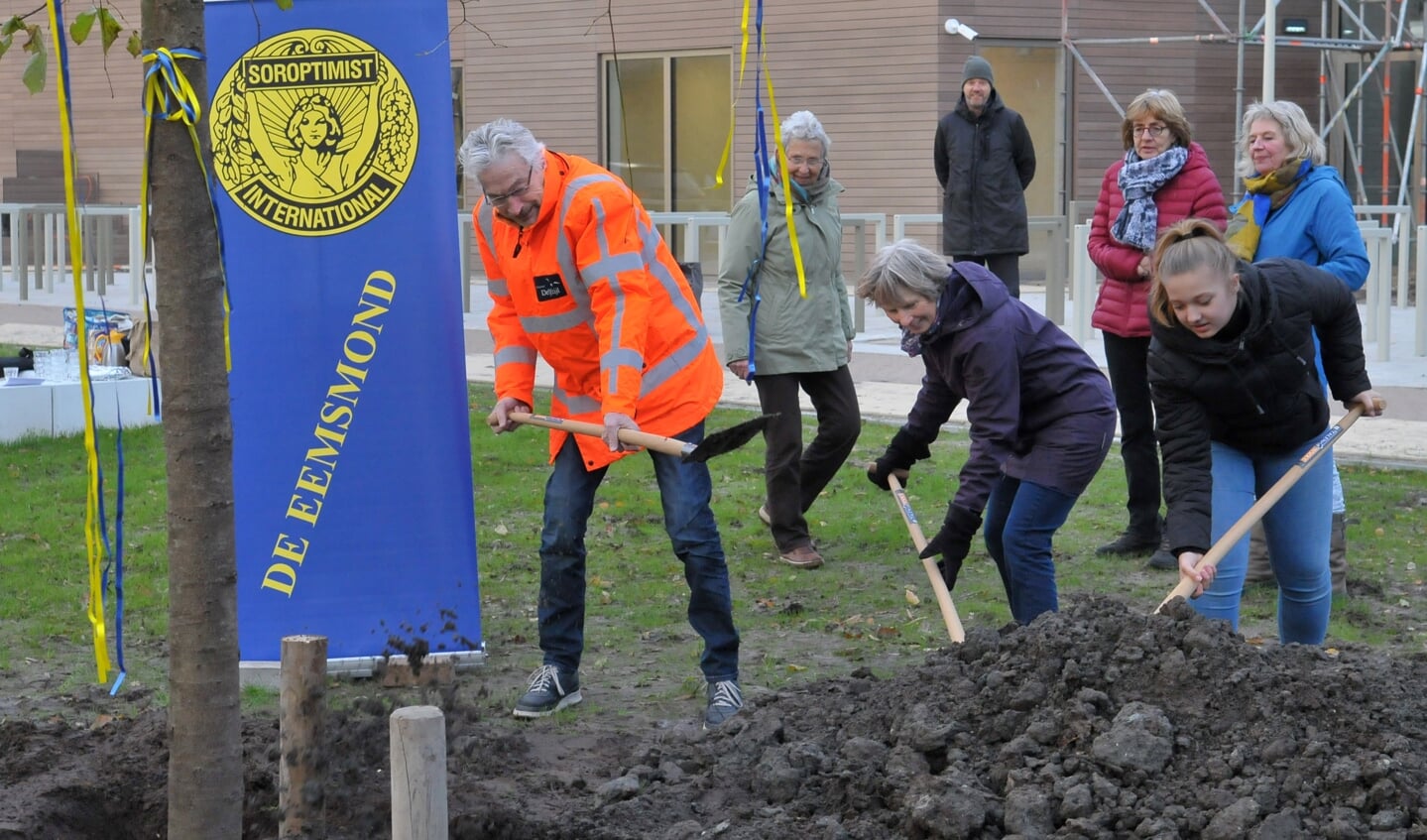 De Koningslinde wordt geplant op Campus Eemsdelta. Wethouder Jan Menninga (links) staat er niet alleen voor.