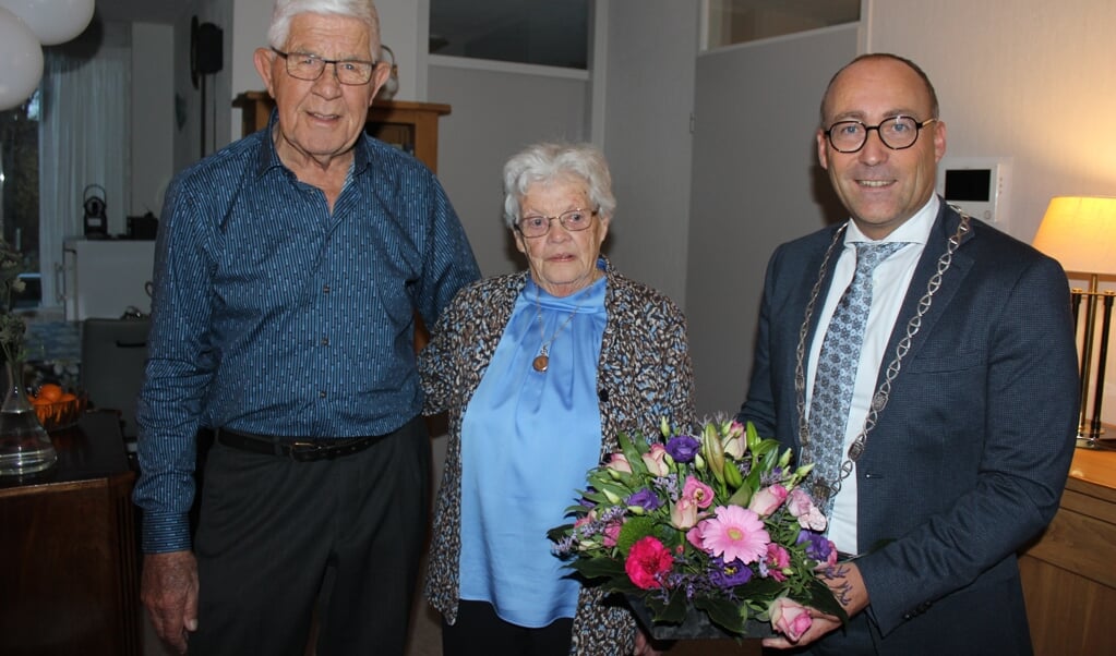 Burgemeester Anno Wietze Hiemstra kwam bruidspaar Te Velde een bloemetje brengen.