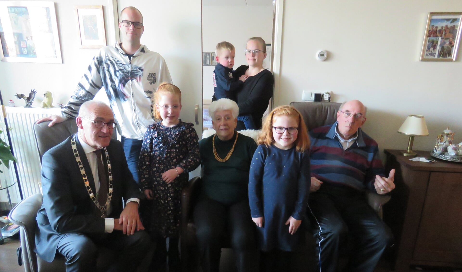 Het echtpaar Wesseling met de burgemeester en enkele kinderen/klein- en achterkleinkinderen.