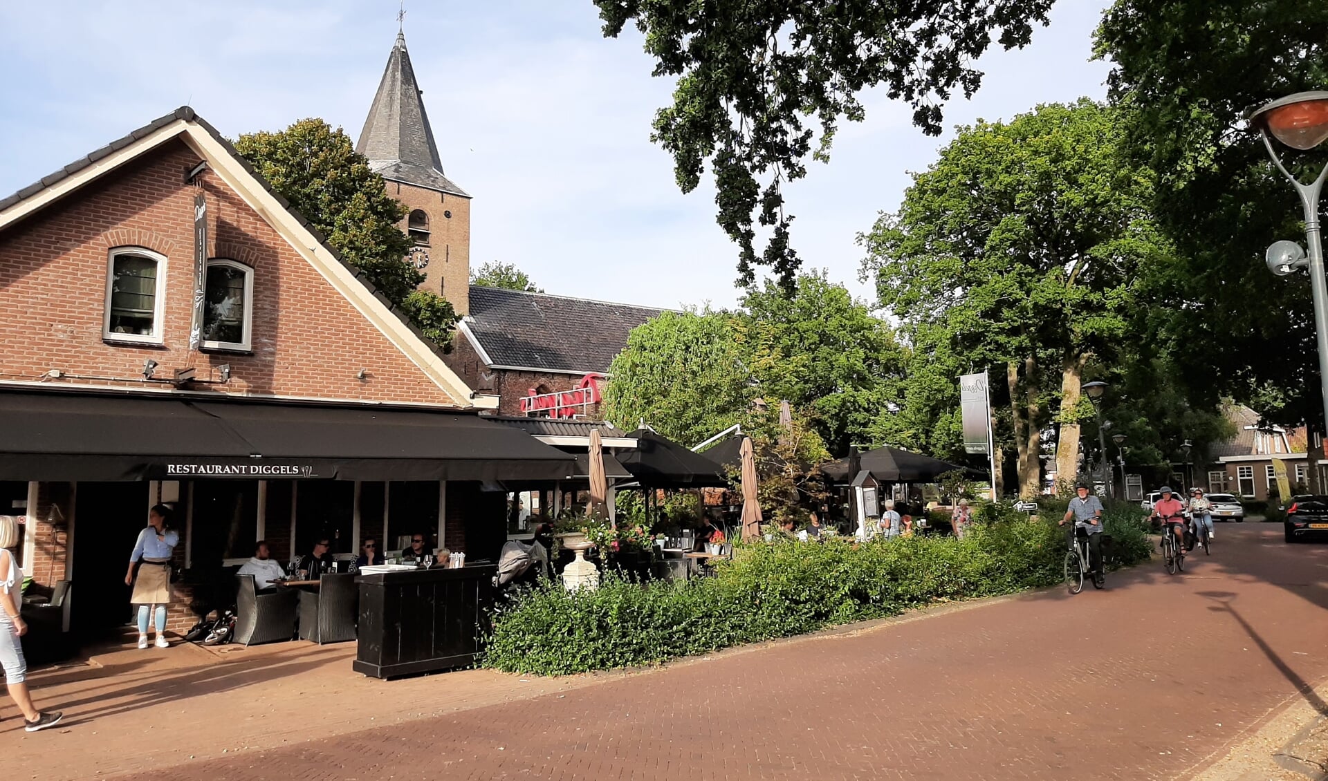 Restaurant Diggels met terras en op de achtergrond de Stefanuskerk.
