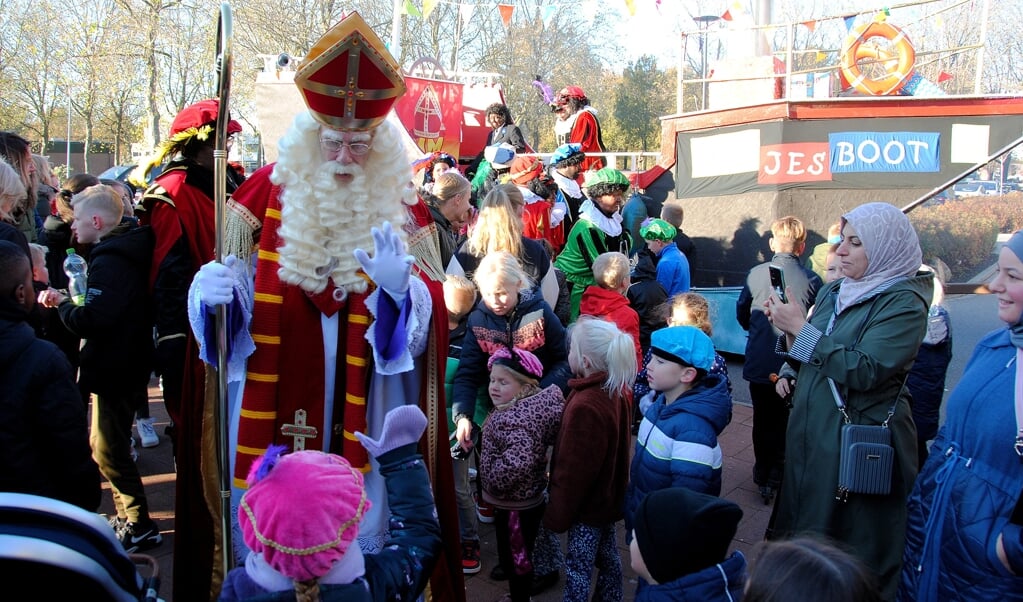 De Sint krijgt een zeer hartelijke ontvangst in de Rietlanden (foto Bennie Wolbers).