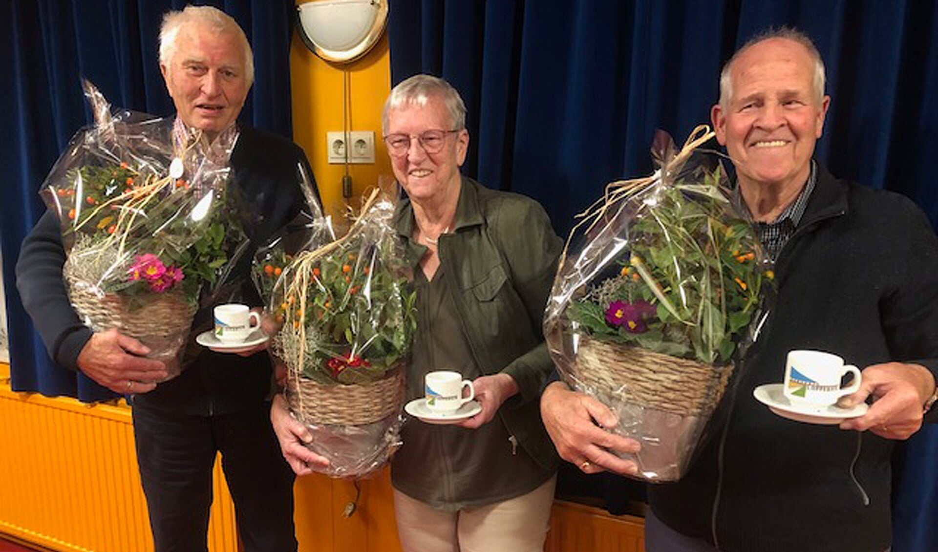 Jan Lalkens, Gré Wijnenga en Piet Prins (vanaf links) bij hun afscheid in Ons Dorpshuis in Loppersum. 