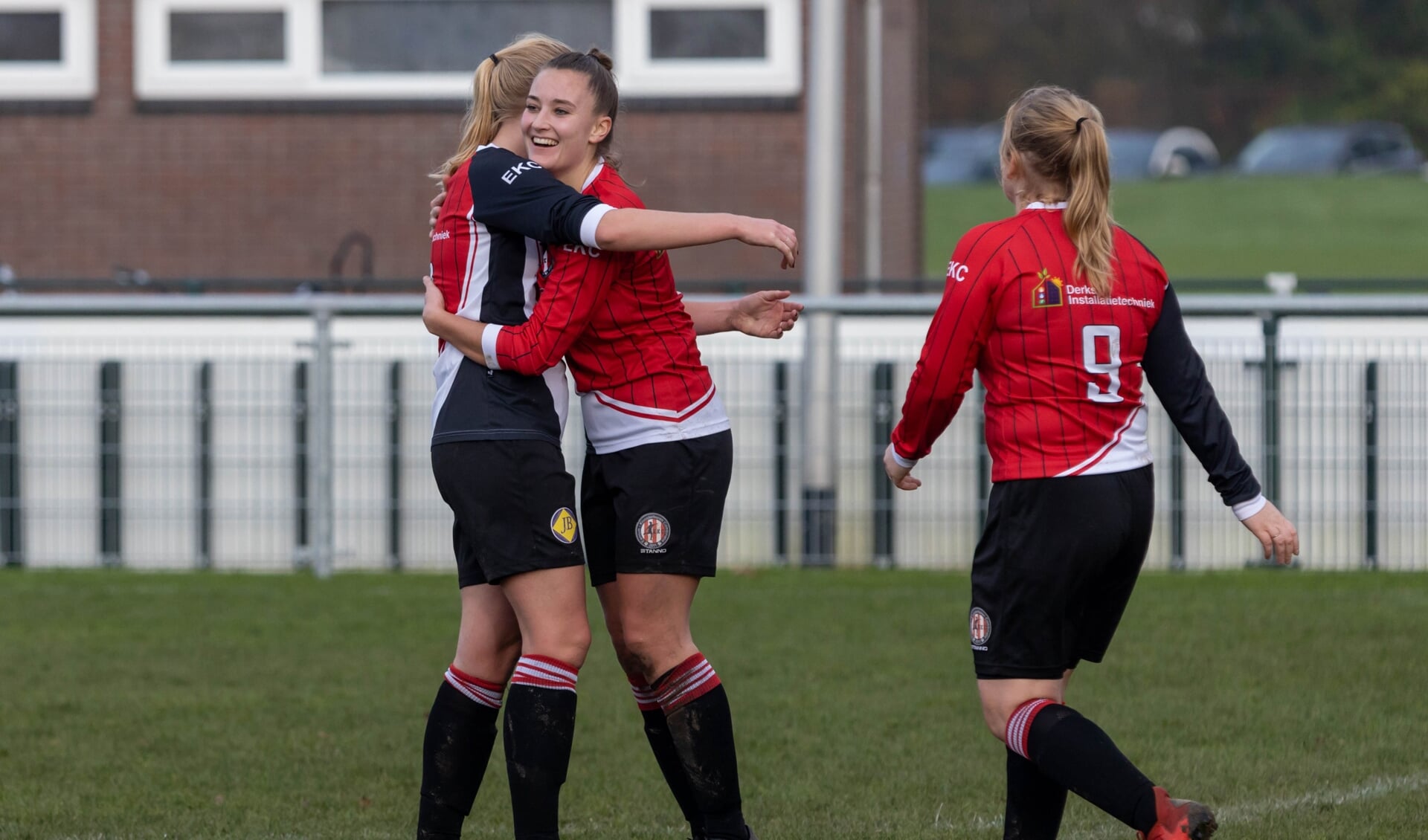 Desie Tjoelker omhelst Judith Zuidersma na de 2-0. Sarah Rijzinga komt aangesneld.