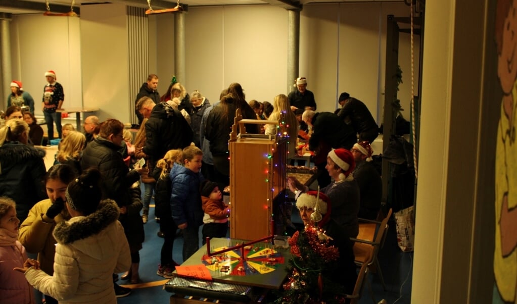 Gezelligheid alom op de kerstmarkt bij obs Noorderbreedte.