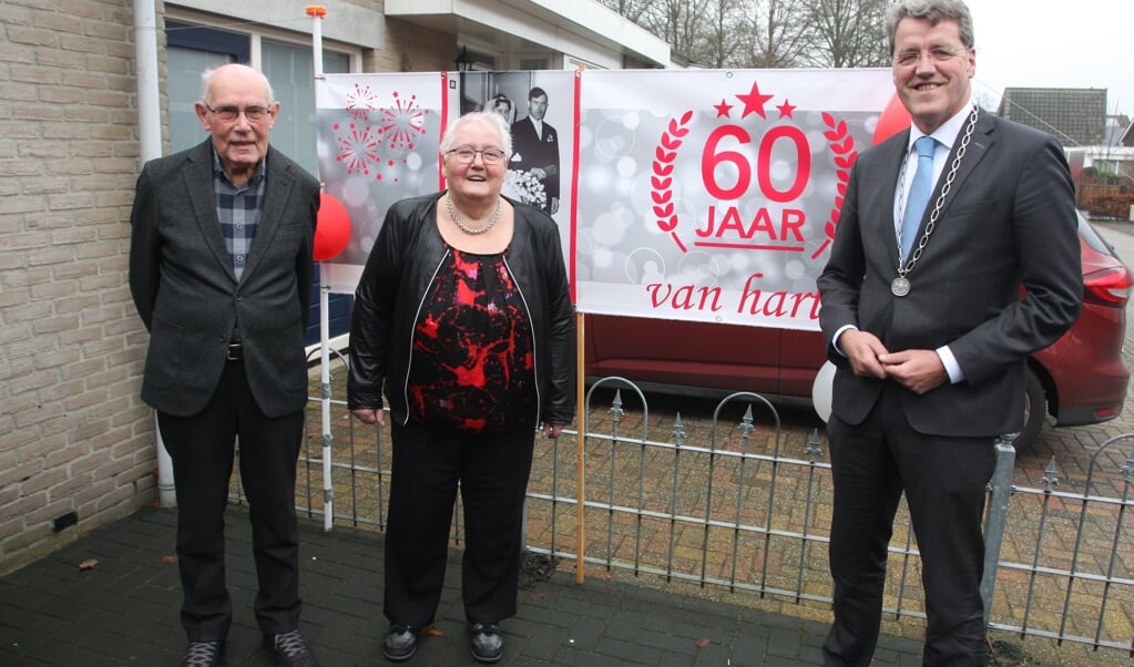 Burgemeester Eric van Oosterhout met Hilko en Reina Bolhuis. Foto: Bennie Wolbers.