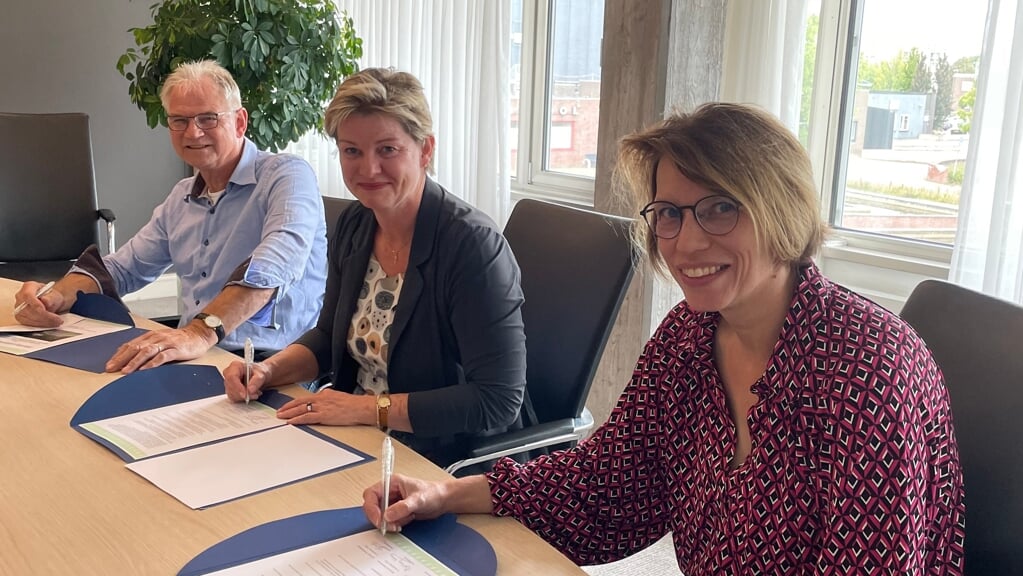 De betrokken partijen tekenden vorig jaar al een samenwerkingsovereenkomst om tot een energieneutraal Vledderveen te komen. (foto: gemeente Stadskanaal)getekend. (foto: Groninger Dorpen)