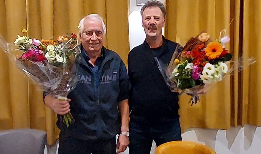 Luk Groenewold en Martin Pijper met de bloemen.