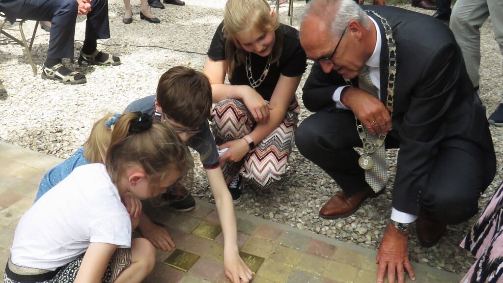 De Stolpersteine die afgelopen zomer in Hellum werden gelegd door kinderburgemeester Lieke Kruijer en burgemeester Hoogendoorn, samen met de kinderen van de huidige bewoners van het huis waar de vermoorde Joden woonden.