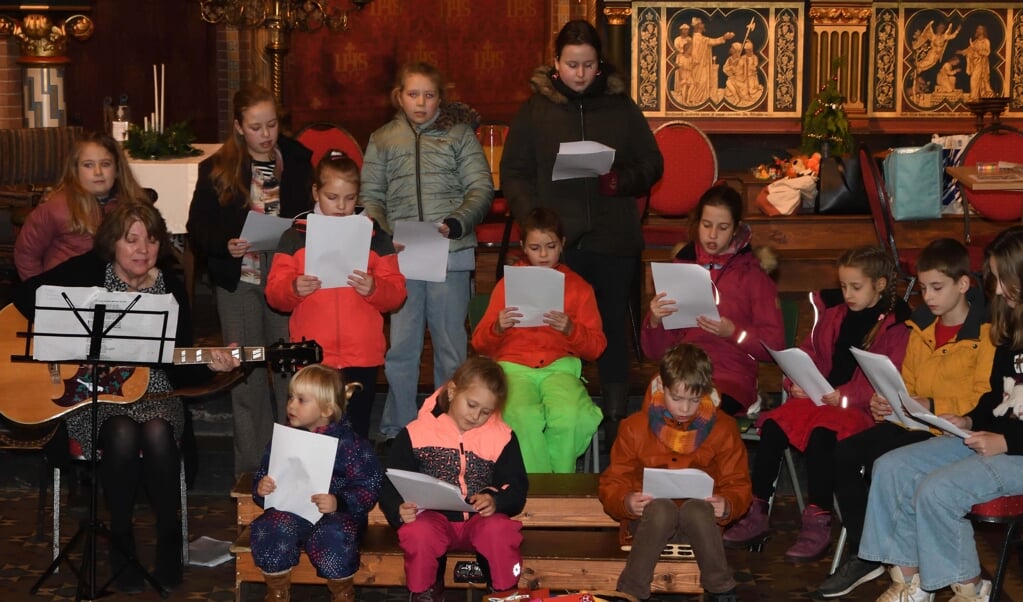 Het kinderkoor trad op tijdens de kerstmarkt in Sappemeer. (foto: Wim Visser) 