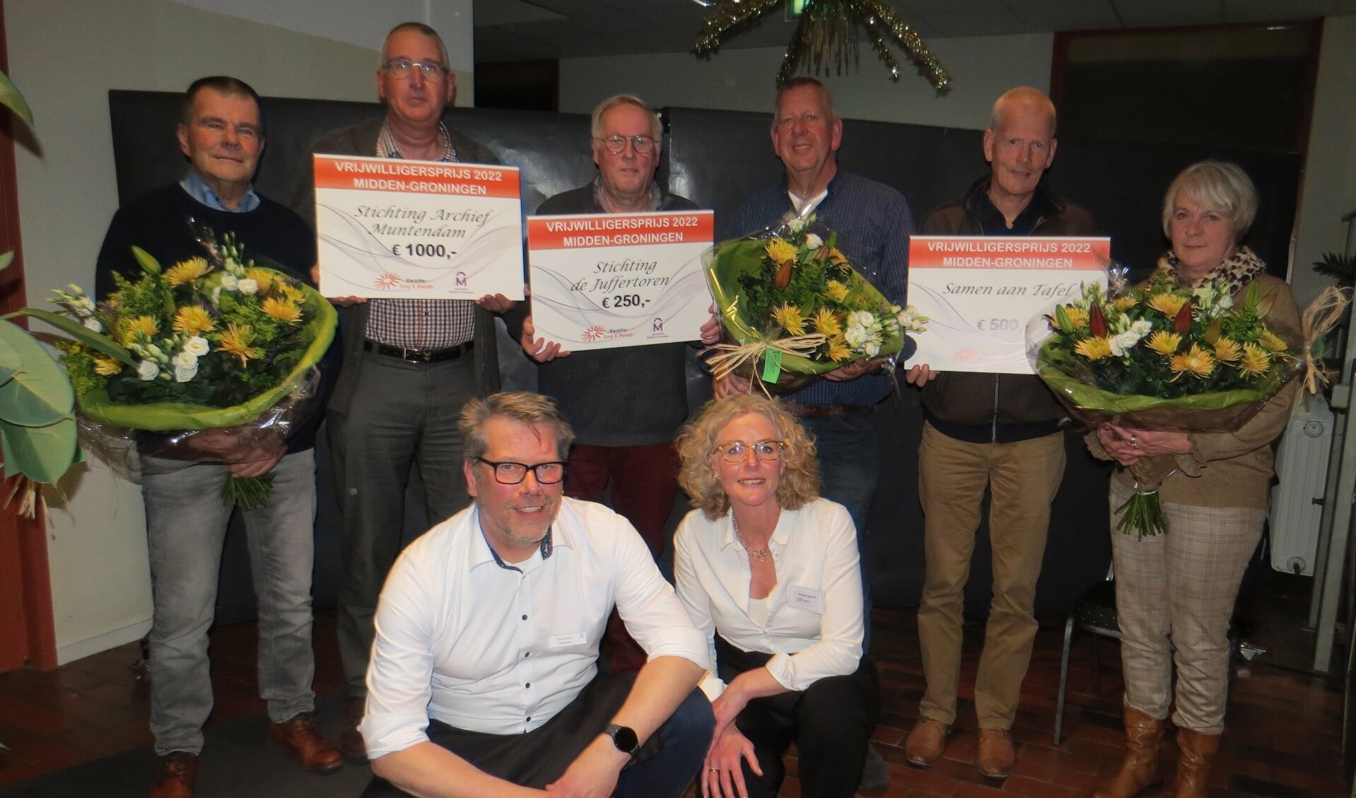 De winnaars met hun cheque: Archief Muntendam, Juffertoren en Samen aan Tafel. Op de voorgrond wethouder Offereins en Kwartier-directeur Adriana Jaarsma.