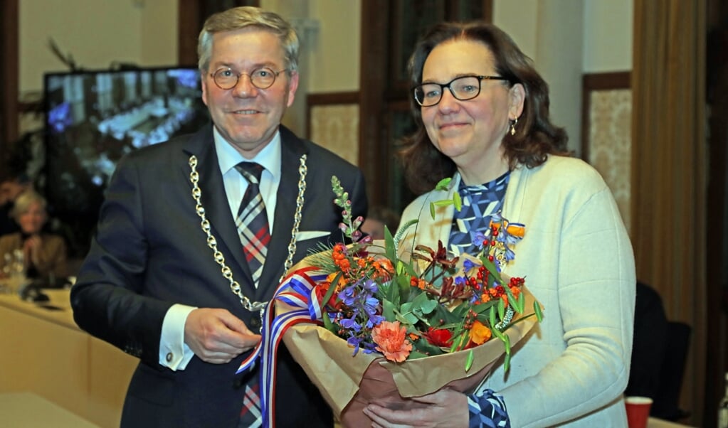De onderscheiden Christel Knot met burgemeester Berry Link. Foto: Bert Woltjes. 