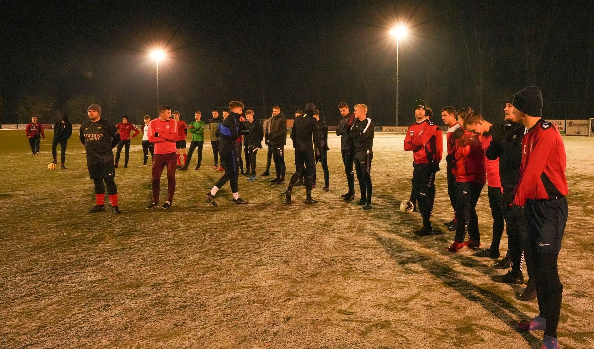 In totaal 41 spelers trotseerden donderdagavond de kou voor de traditionele snerttraining. (foto: vv Westerwolde/Bé Eelsing)