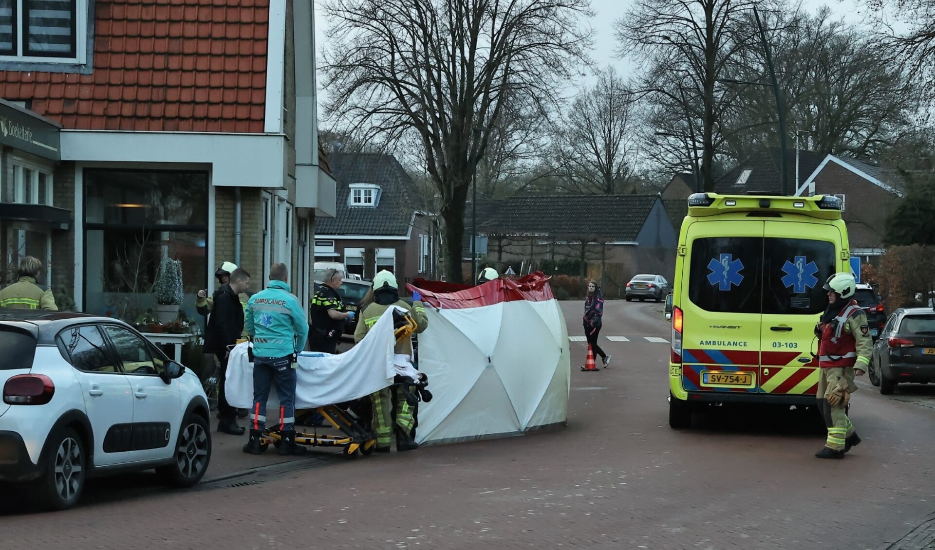 De hulpdiensten maken het slachtoffer gereed voor transport naar het ziekenhuis.