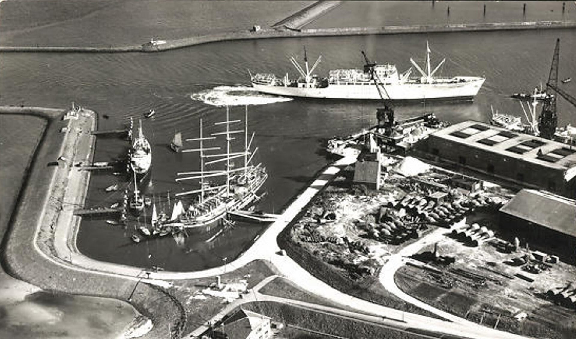 De haven van Delfzijl in de tijd dat de coastervaart hoogtijdagen vierde.