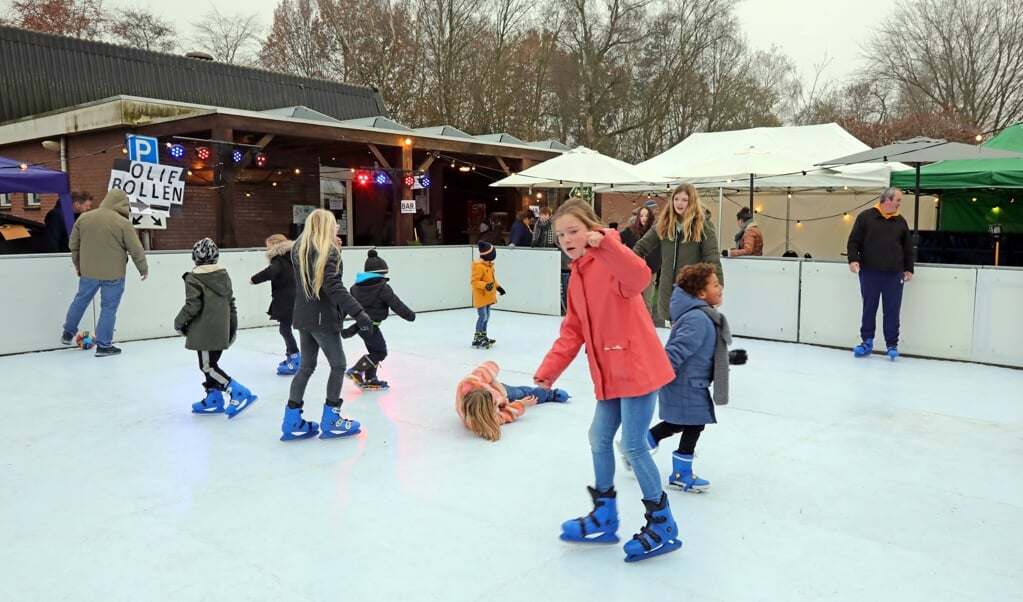 De schaatsen konden weer onder in Boven Pekela. Foto: Bert Woltjes.