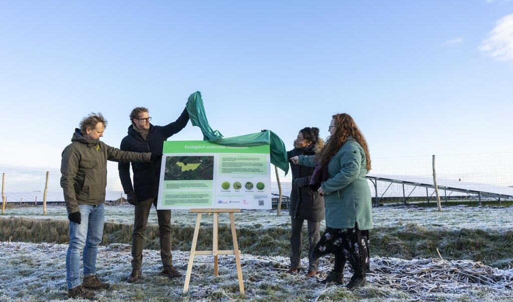 Op zonnepark Roodehaan is vanochtend het startschot gegeven voor het ecologisch onderzoek. (foto: provincie Groningen)