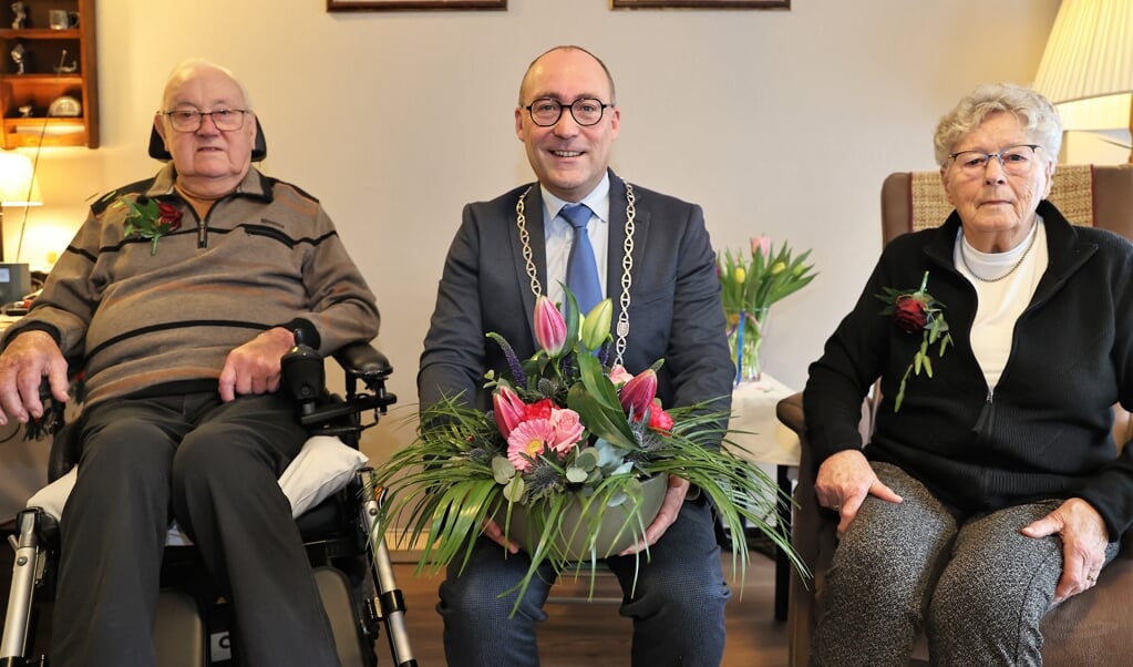 Burgemeester Anno Wietze Hiemstra kwam het diamanten bruidspaar Tingen feliciteren. 