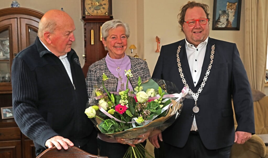 Het echtpaar Sagel-Hoppentocht met burgemeester Jaap Kuin. Foto: Bert Woltjes. 