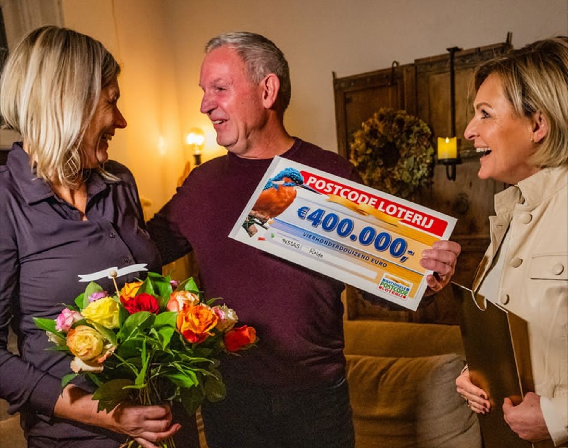 Peter Suurd en vriendin Willeke Oosterwijk zijn blij met de cheque die Caroline Tensen kwam brengen.