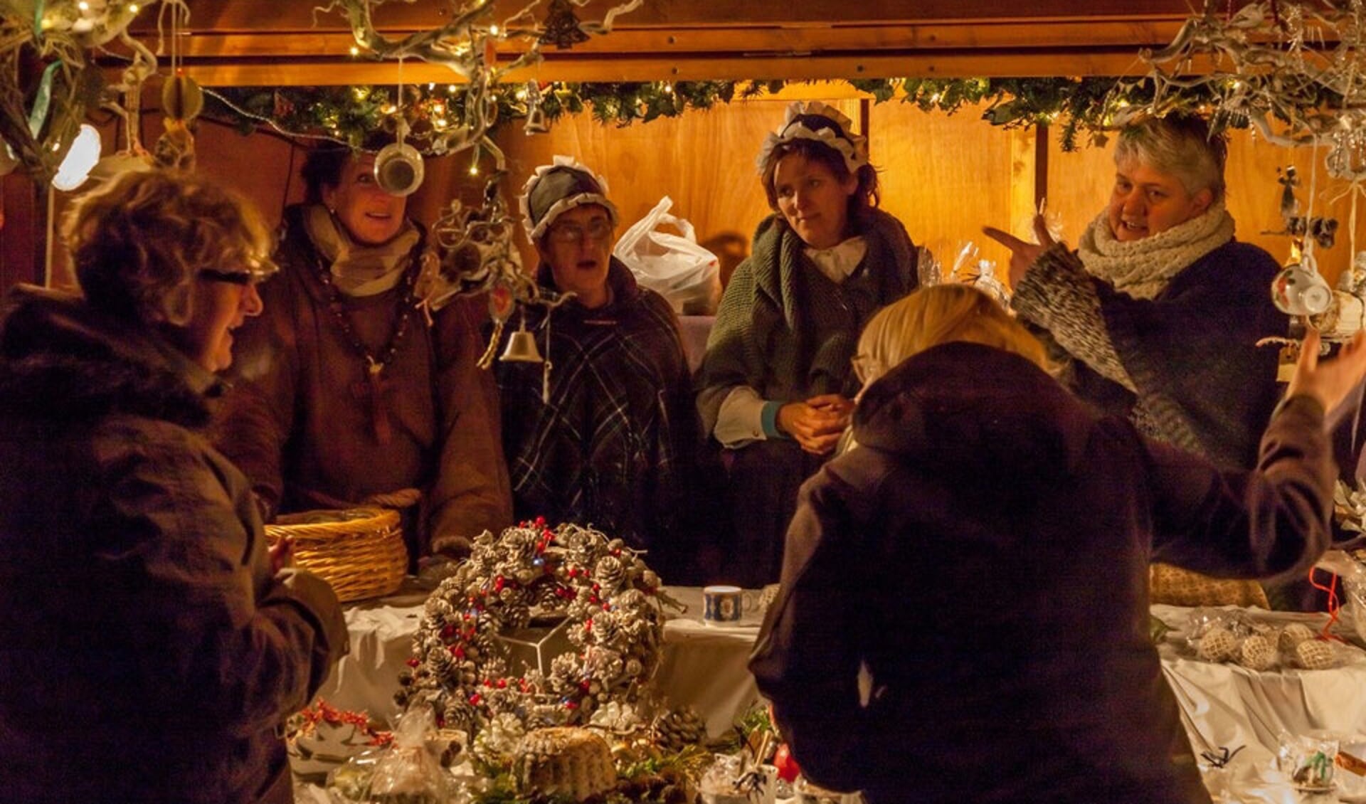 Een sfeervolle kerstmarkt wordt gehouden in Ons Dorpshuis in Annen,.
