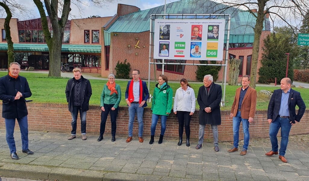 Burgemeester Jan Seton (links) met de lijsttrekkers van Gemeentebelangen Borger-Odoorn, VVD, PvdA, CDA, Leefbaar Borger-Odoorn, GroenLinks, ChristenUnie en D66. (foto: gemeente Borger-Odoorn)