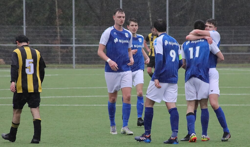 De spelers van Stadskanaal juichen nadat ze kort voor rust op 0-3 zijn gekomen. Foto: Bert Woltjes. 