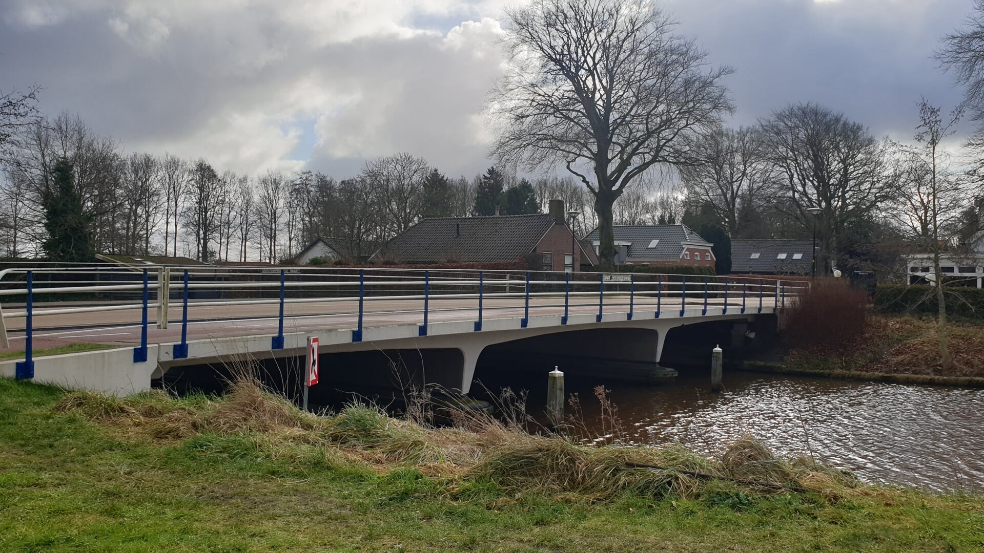 De brug over de Oostermoerse Vaart in De Groeve wordt momenteel vervangen, waardoor veel automobilisten een sluiproute kiezen. 