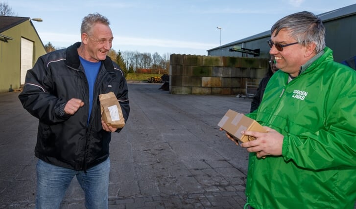 Bollenteler en LTO-bestuurder Gert Veninga krijgt biologische bollen van GroenLinks-lijsttrekker Rudie Weima (foto Bé van der Veen).