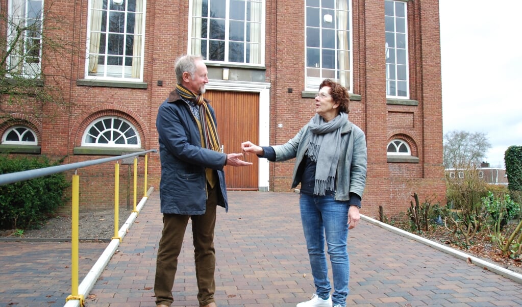 Atsje van der Meer overhandigt de kerksleutel aan Okkie Smit. (foto Wim A.H. Rozema)