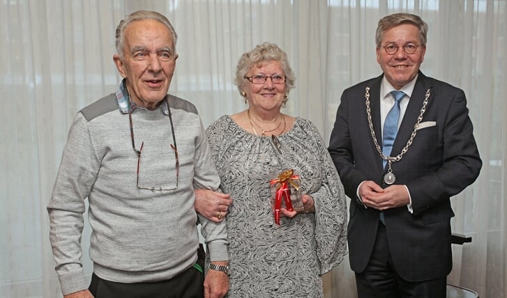 Jan en Grietje Bakker-Schiphuis met burgemeester Berry Link. Foto: Bert Woltjes. 