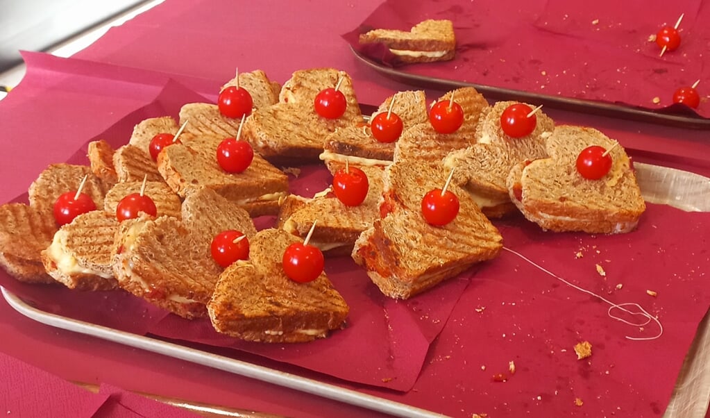 De hartvormige tosti's waren met liefde bereid door de leerlingenraad. (eigen foto)