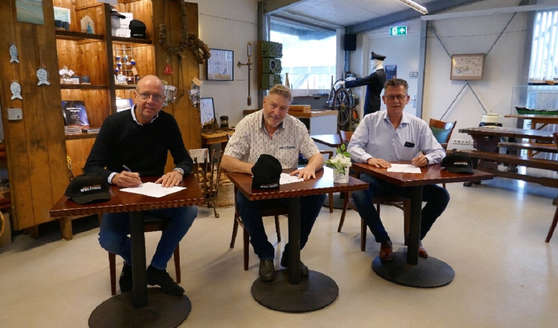 Jans Duit, Hendrik de Jonge en Guus Ronde ondertekenen het sponsorcontract. 