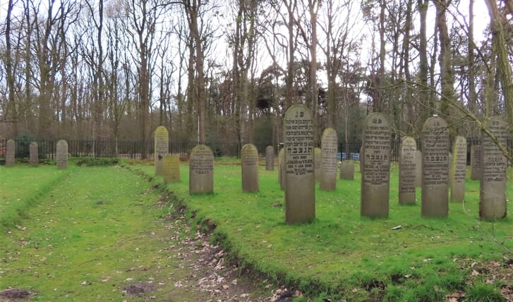 Een Joodse begraafplaats met de kenmerkende grafstenen.