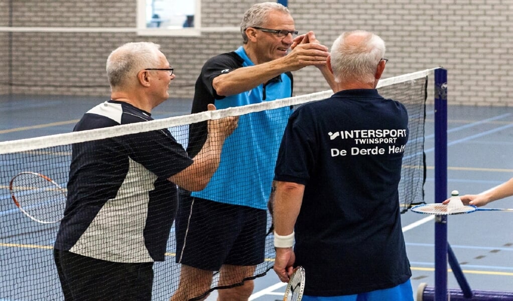 Badmintonvereniging Dropshot'74 laat ouderen gratis kennismaken met badminton.