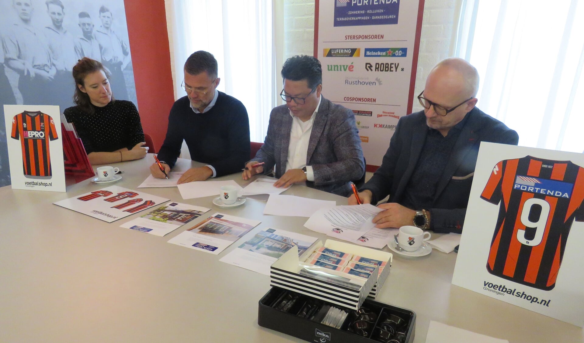 De ondertekening van de contracten met van links naar rechts Elise Ottema van de afdeling marketing van HEPRO, HEPRO-directeur Danny Wolthuis, VV Hoogezand-voorzitter Andy Kasto en Henk van der Scheer van Portenda.