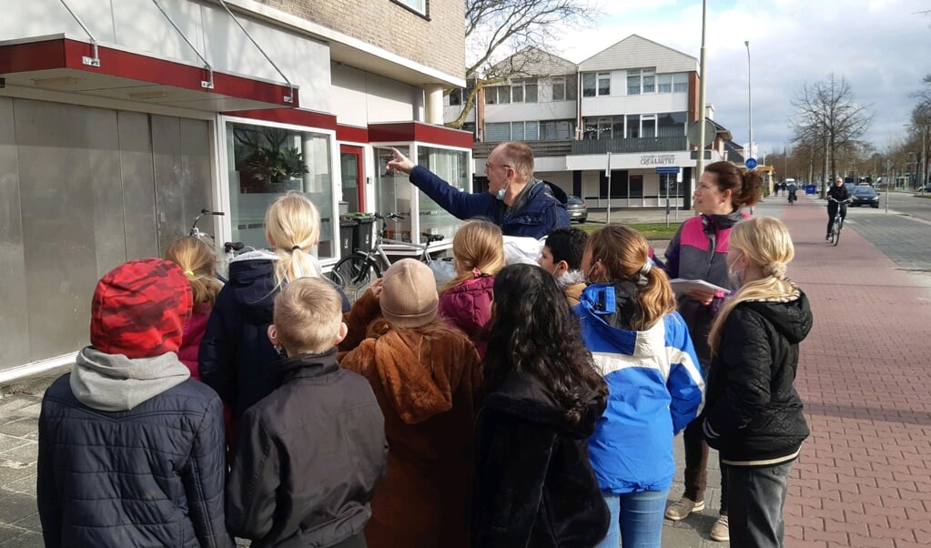 Uitleg aan de Hoofdstraat op de plek waar de synagoge van de Joodse gemeenschap stond.