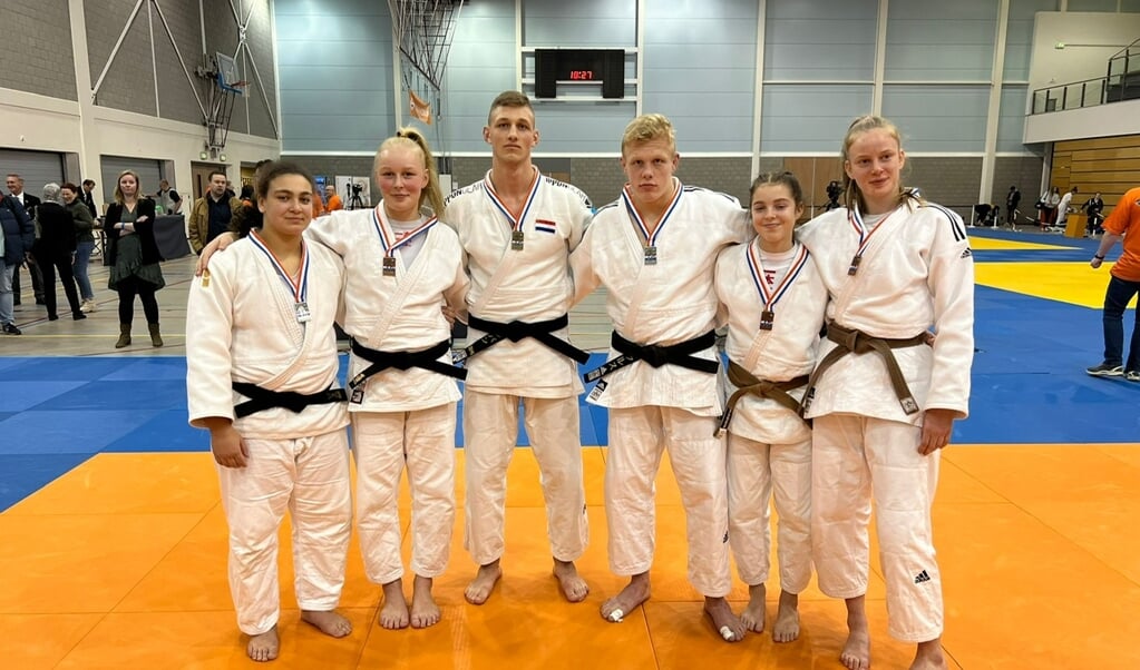 Enkele van de succesvolle judoka's van Judo 53 graden Noord bijeen. 