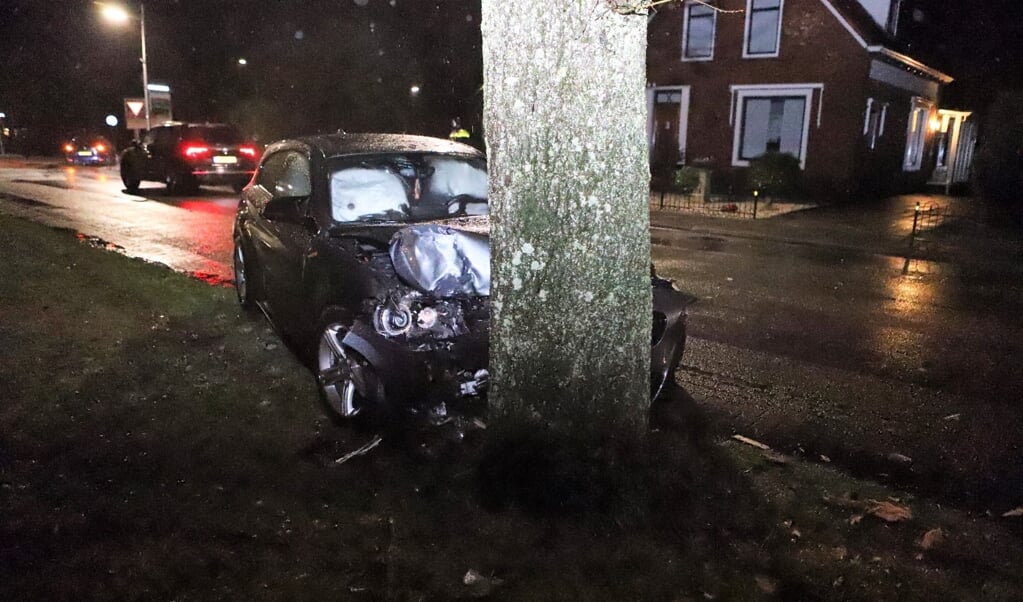 Een van de auto's kwam tot stilstand tegen een boom. (foto: Persbureau Drenthe)