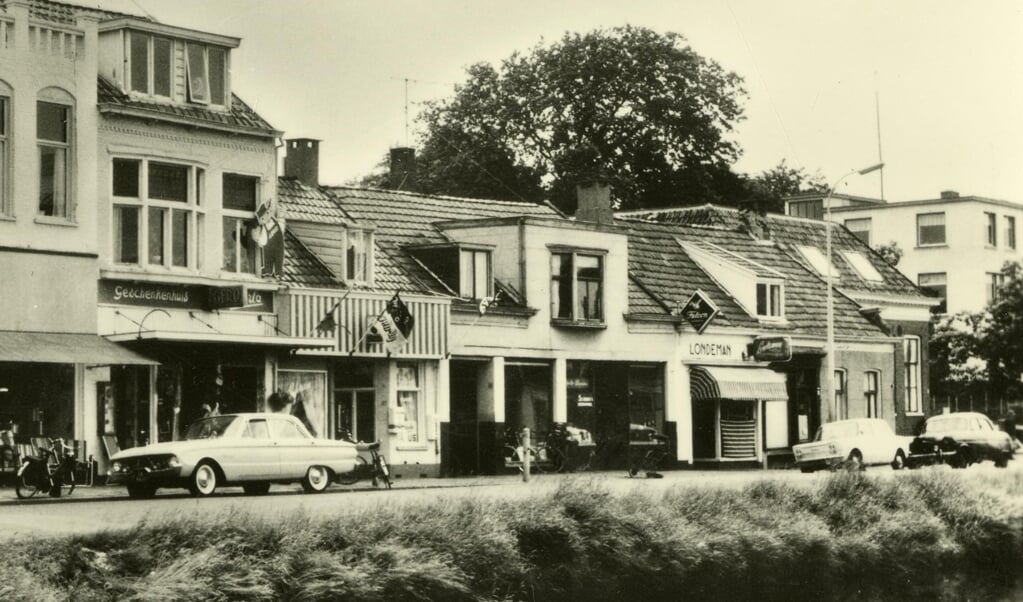 De Noorderstraat met rechts het betreffende (witte) dubbele woonhuis van Joodse inwoners.