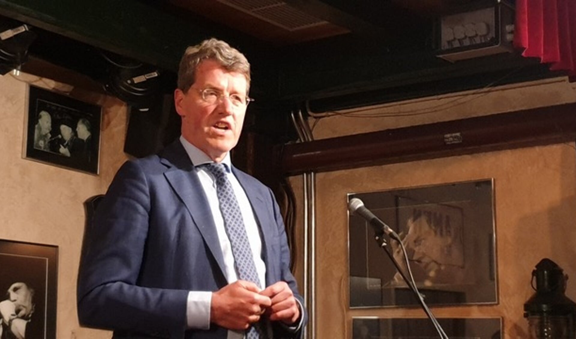 Voorzitter Eric van Oosterhout tijdens de presentatie in café De Amer. (eigen foto)